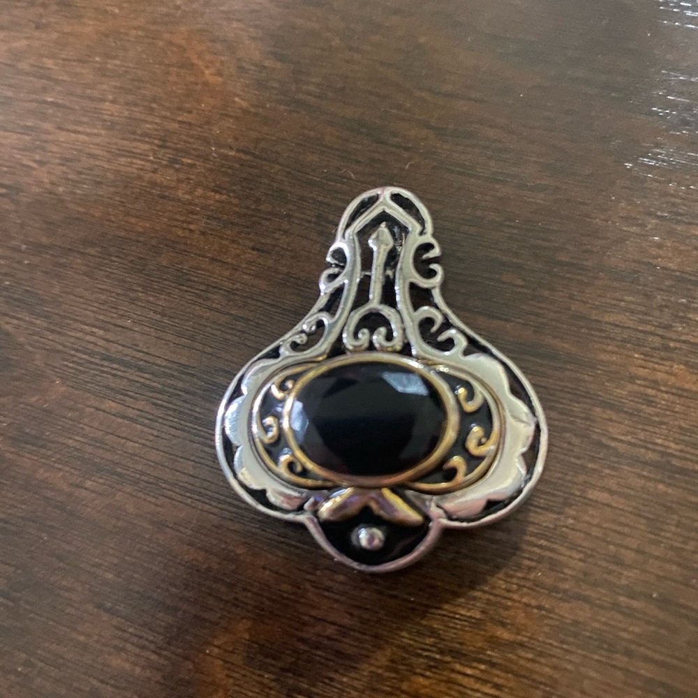 Vintage-Inspired Black and Gold Pendant colgante